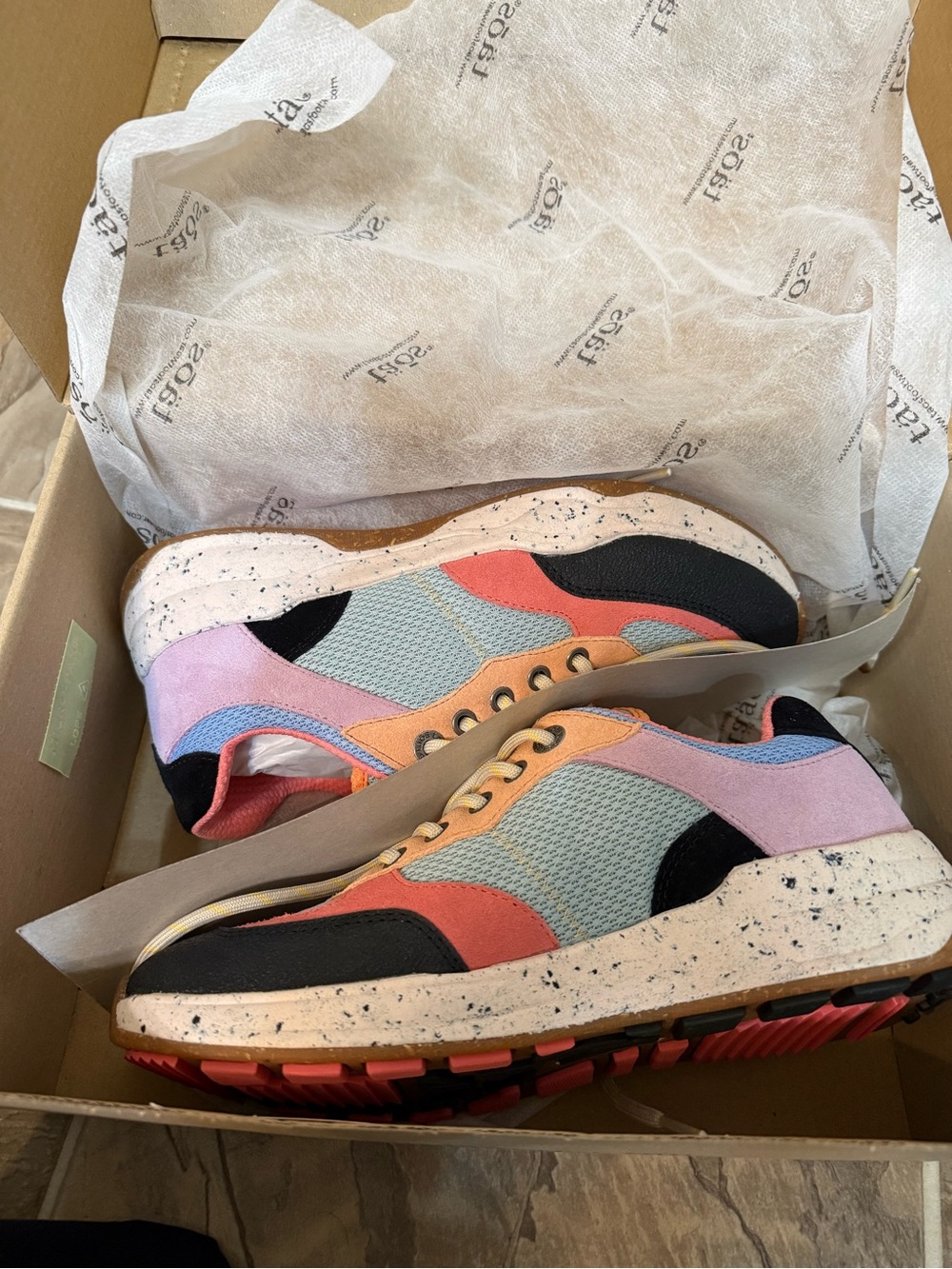 Taos Advance Sneakers NWT